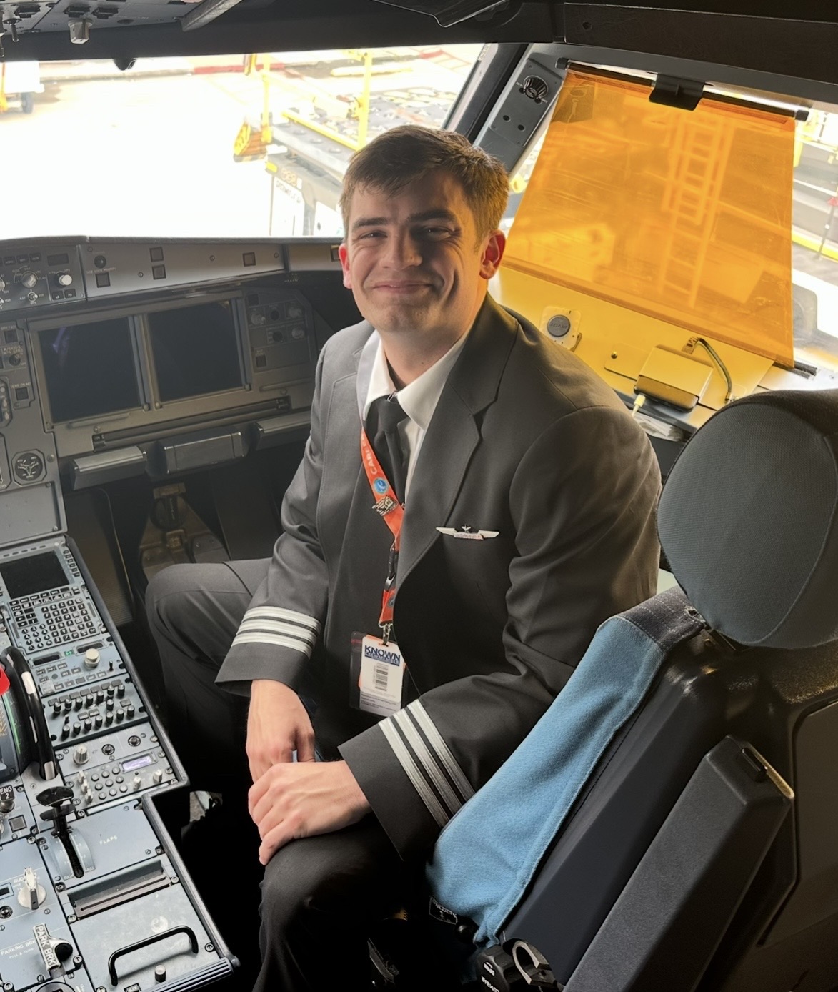 Gabriel Urdaneta seated in an Airbus A320 flight deck